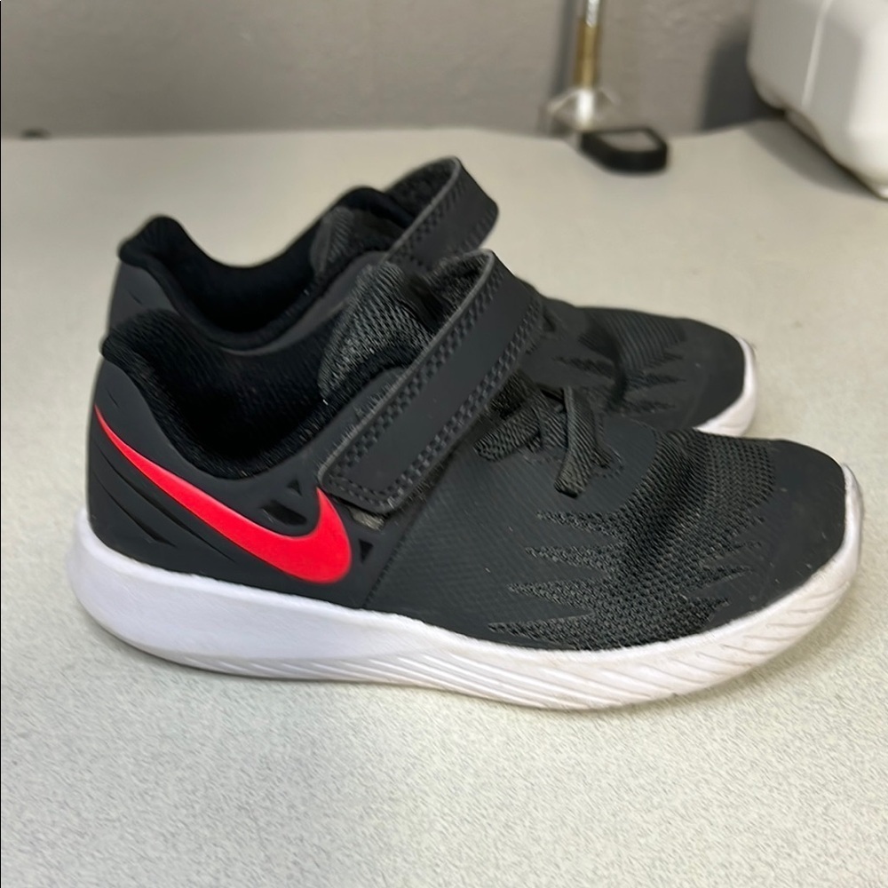 Nike Black and Green Sneakers with Velcro Strap - Picture 7 of 7